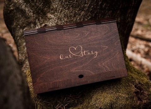 Drewniane pudełko na zdjęcia 15x23cm i pendrive Our Story Drewniane pudełko na zdjęcia 15x23cm i pendrive Our Story